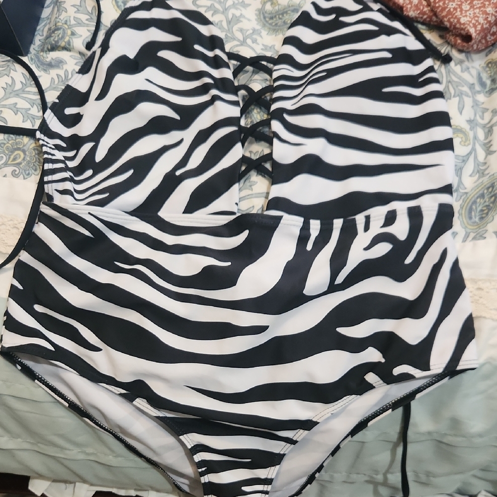 SHEIN Black and White Zebra Print One Piece Swimsuit